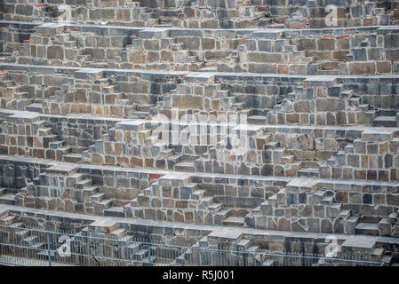 Particolare dei gradini di Chand Baori passo nel villaggio di Abhaneri, Rajasthan, India Foto Stock