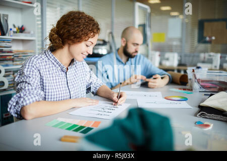 Il lavoro del designer di moda Foto Stock