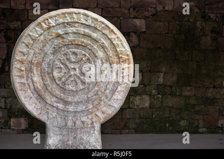 La stele di Barros Cántabra discoidea, gigante del IV secolo A.C. in Barros, comune di Los Corrales de Buelna, Cantabria, SPAGNA Foto Stock