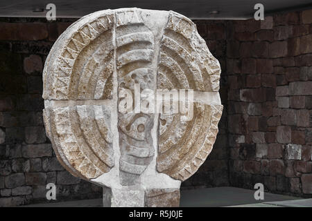 La stele di Barros Cántabra discoidea, gigante del IV secolo A.C. in Barros, comune di Los Corrales de Buelna, Cantabria, SPAGNA Foto Stock