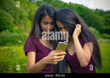 Gemelli prendere un selfie Foto Stock