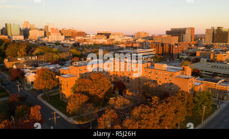 Non così poco dello skyline della città di Wilmington Delaware fino a tardi in un giorno di caduta nel nordest USA Foto Stock