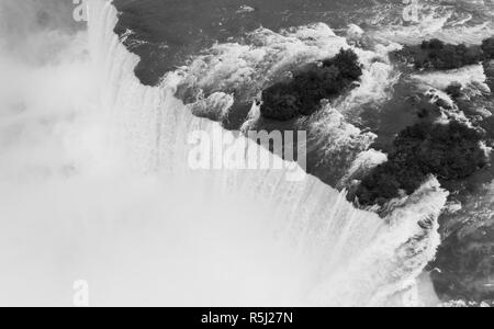 Cascate del Niagara in Canada può essere visto qui da una prospettiva aerea negli Stati Uniti Foto Stock