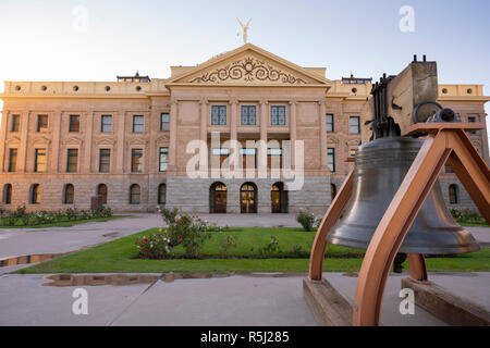 Una vecchia torre di avvistamento campana è montata sul marciapiede davanti lo State Capitol Building in Phoenix AZ Foto Stock