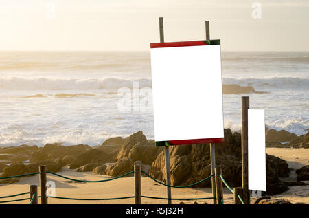 Due verticali di avviso o poster pubblicitario mockups contro seascape sfondo. Spia della tenuta in caldo. Foto Stock