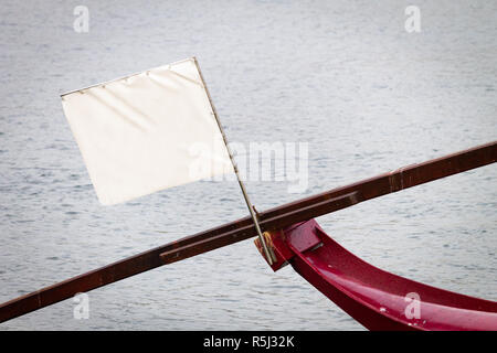White flag vuoto pronto per il testo sulla prua barca contro lo sfondo del fiume. Foto Stock