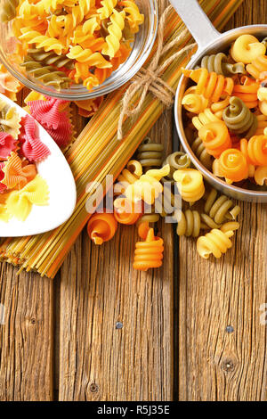 Vari tipi di pasta colorata Foto Stock