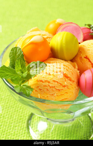 Aromatizzati alla frutta gelato e praline Foto Stock