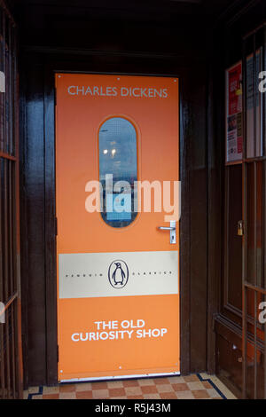 Porta nella progettazione di un pinguino prenota al punto stampa Bookshop in Rothesay, Isle of Bute, Argyll, Scotland, Regno Unito Foto Stock