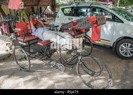 Risciò uomo che dormiva nel suo risciò, Jaipur, Rajasthan, India Foto Stock