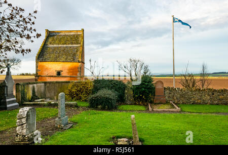 Bandiera nazionale Heritage Centre si intraversa natali, Athelstaneford village, East Lothian, Scozia con le lapidi e la storica colombaia Foto Stock