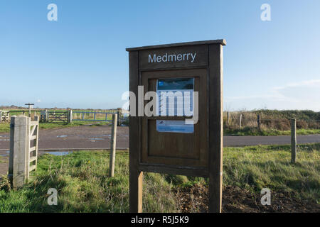 RSPB Medmerry Riserva Naturale dalla costa a Medmerry, West Sussex, Regno Unito. Informazioni di segno bordo al Earnley parcheggio auto. Foto Stock