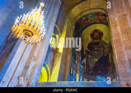 MTSKHETA, GEORGIA - Oct 25, 2018: Interno della cattedrale di Svetitskhoveli nella storica cittadina di Mtskheta, Georgia Foto Stock