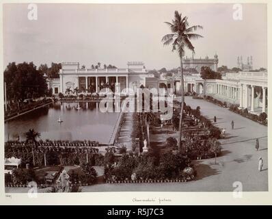 Chow-mahela palace [Hyderabad]. Una vista guardando attraverso il giardino e il serbatoio verso uno degli edifici del Palazzo Chaumahalla. Il Char Minar visile possono essere visti sullo sfondo. Il Curzon collezione: 'souvenir DELLA VISITA DI SUA ECCELLENZA IL SIGNOR Il signore Curzon di Kedleston Viceré dell India a S.S. Il Nizam Dominions dell aprile 1902'. c. 1902. Fotografia. Fonte: Photo 430/33(41). Lingua: Inglese. Autore: Dayal, Deen. Foto Stock