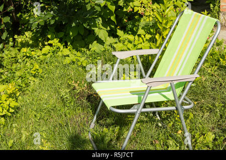 Sedia pieghevole per campeggio a erba verde Foto Stock