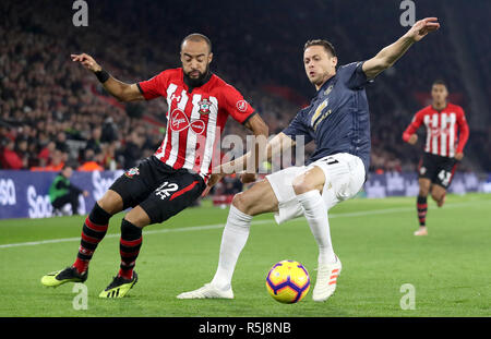 Southampton Nathan Redmond (sinistra) e il Manchester United Nemanja Matic battaglia per la palla durante il match di Premier League a St Mary's Stadium, Southampton. Foto Stock