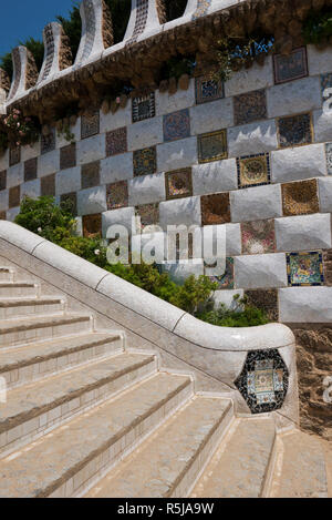 Parete decorativa mosaico nel parco Guell progettato da Antoni Gaudi, Barcellona, Spagna Foto Stock