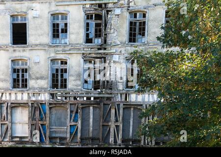 Finestre rotte nel vecchio mulino in Bar Sur Seine Aube Foto Stock
