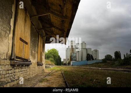 Vecchia Stazione delle ferrovie in Polisot Aube Champagne Francia con elevatore granella Foto Stock