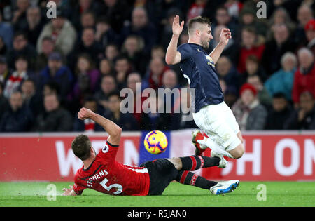 Southampton Jack Stephens (sinistra) affronta il Manchester United Luca Shaw durante il match di Premier League a St Mary's Stadium, Southampton. Foto Stock