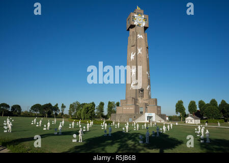 Diksmuide, Belgio - 6 Agosto 2018: sogni galleggianti un progetto d'arte presso l'Yser torre Diksmuide nelle Fiandre Occidentali Belgio Foto Stock