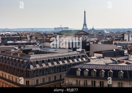 La Torre Eiffel, un ferro battuto torre tralicciata su Champ de Mars a Parigi, Francia, fotografato a distanza con un paesaggio urbano in primo piano Foto Stock