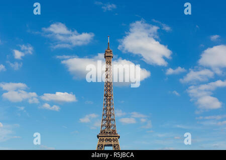 La Torre Eiffel, un ferro battuto torre tralicciata su Champ de Mars a Parigi, Francia, fotografato dal Trocodero del secondo livello e verso l'alto Foto Stock