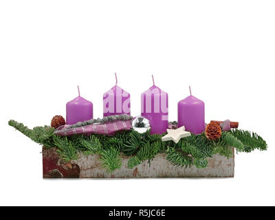 Quattro viola avvento candele con ramoscelli isolati su sfondo bianco Foto Stock