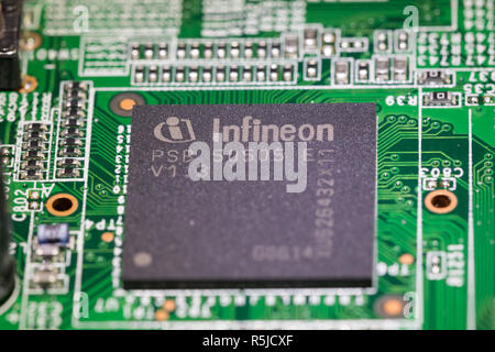 Infineon Chip sulla scheda di circuito Foto Stock