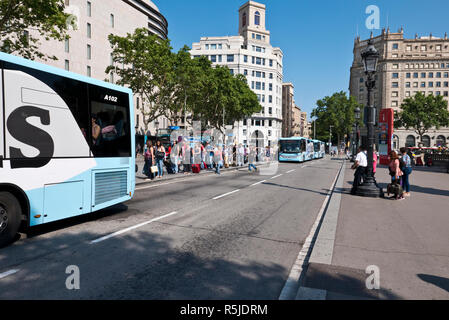 Pendolari accodamento per salire sul bus per l'aeroporto presso la Place de Catalunya, Barcelona, Spagna Foto Stock