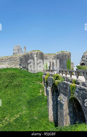 Gatehouse of xi secolo le rovine del castello, Corfe Castle, Isle of Purbeck, Dorset, England, Regno Unito Foto Stock