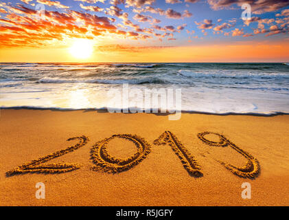 2019 scritto nella scrittura di sabbia sulla spiaggia tropicale. 2019 concept! Foto Stock