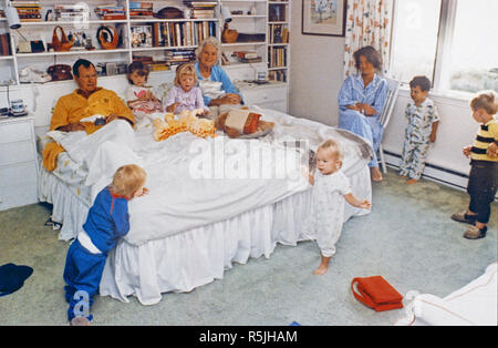 Il Vicepresidente degli Stati Uniti George H.W. Bush e la sig.ra Barbara Bush godere un po' di mattina presto e divertimento con i loro nipoti (l a r: Pierce, Barbara, Jenna, Marshall, Margaret Bush, Jeb Jr., e Sam), al camminatore di punto, Kennebunkport, Maine Il 22 agosto 1987 credito obbligatorio: David Valdez/White House via CNP | Utilizzo di tutto il mondo Foto Stock