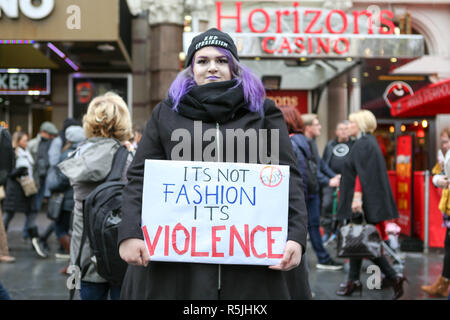 Londra, UK, 1 dicembre 2018. Anti fur marzo attraverso il centro di Londra strade per animali maltrattati, torturati e uccisi per la loro pelliccia. Penelope Barritt/Alamy Live News Foto Stock