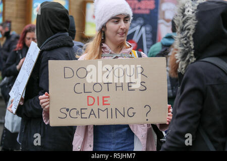 Londra, UK, 1 dicembre 2018. Anti fur marzo attraverso il centro di Londra strade per animali maltrattati, torturati e uccisi per la loro pelliccia. Penelope Barritt/Alamy Live News Foto Stock
