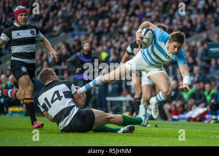 Twickenham, Regno Unito, sabato 1 dicembre, 2018 RFU Rugby Stadium, Inghilterra, Puma, 14 Sebastian Cancelliere, il punteggio della prova di apertura, mentre Baa-Baas, 14 Tommaso Benvenuti, appeso alla caviglia, durante la, Killik Cup match a Twickenham, Baa-Baas vs Argentina, Credito: Pietro SPURRIER/Alamy Live News Foto Stock