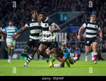 Twickenham, Regno Unito, sabato 1 dicembre, 2018 RFU Rugby Stadium, Inghilterra, Baa-Baas ala, No.11, Aphiwe Dyantyi, affrontati da, 10 Joaquin Diaz Bonilla, durante la Killik Cup match a Twickenham, Baa-Baas vs Argentina, Credito: Pietro SPURRIER/Alamy Live News Foto Stock