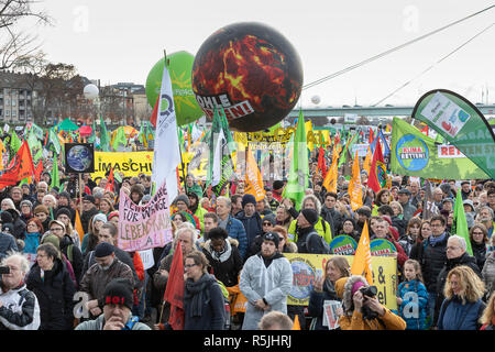 Colonia, Germania. Il 1 dicembre 2018. Poco prima dell' inizio della Conferenza mondiale sul clima in Polonia il Sabato (01.12.2018) migliaia di persone hanno manifestato a Colonia, in Germania per una rapida uscita dal carbone. Credito: Guido Schiefer/Alamy Live News Foto Stock