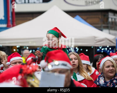 Sheerness, Kent, Regno Unito. 1 dicembre, 2018. Il Rotary Club di Cattedrale sul mare ha organizzato una carità Santa girovagare attraverso Sheerness high street nel Kent. Credito: James Bell/Alamy Live News Foto Stock