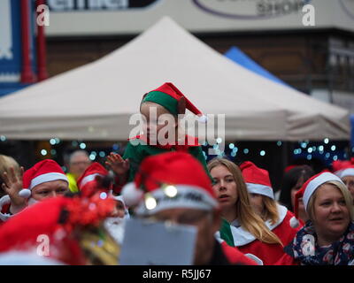 Sheerness, Kent, Regno Unito. 1 dicembre, 2018. Il Rotary Club di Cattedrale sul mare ha organizzato una carità Santa girovagare attraverso Sheerness high street nel Kent. Credito: James Bell/Alamy Live News Foto Stock