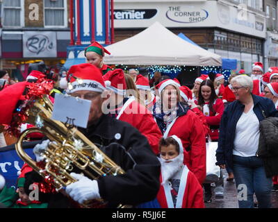 Sheerness, Kent, Regno Unito. 1 dicembre, 2018. Il Rotary Club di Cattedrale sul mare ha organizzato una carità Santa girovagare attraverso Sheerness high street nel Kent. Credito: James Bell/Alamy Live News Foto Stock