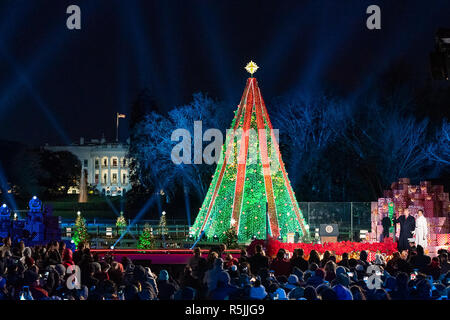 Stati Uniti d'America. Novembre 2018. Presidente Trump e la First Lady Melania Trump onda per la folla dopo l'illuminazione del National albero di Natale Mercoledì, nov. 28, 2018 sull'ellisse in Washington, D.C. Persone: Presidente Trump e la First Lady Melania Trump Credito: tempeste Media Group/Alamy Live News Foto Stock