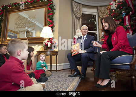 Stati Uniti d'America. Novembre 2018. Vice Presidente Mike Pence e seconda Lady Karen Pence leggere un libro di Natale per i figli di funzionari di polizia che frequentano il ChildrenÕs albero di Natale Illuminazione Giovedì, nov. 29, 2018 a morsa PresidentÕs Residence a Washington D.C Persone: Vice Presidente Mike Pence Credito: tempeste Media Group/Alamy Live News Foto Stock