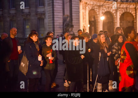British Council di Londra, Regno Unito. Il 1 dicembre 2018. Veglia a lume di candela è tenuto per la Giornata Mondiale dell AIDS al di fuori del Consiglio Britannico. Credito: Matteo Chattle/Alamy Live News Foto Stock