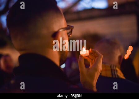 British Council di Londra, Regno Unito. Il 1 dicembre 2018. Veglia a lume di candela è tenuto per la Giornata Mondiale dell AIDS al di fuori del Consiglio Britannico. Credito: Matteo Chattle/Alamy Live News Foto Stock