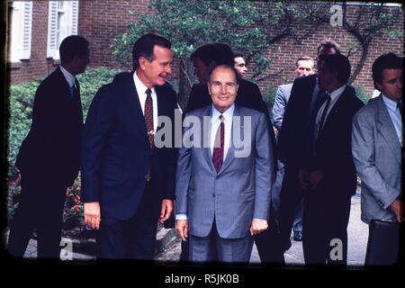 FILE Luglio 1990: Presidente George H.W. Bush a Houston Vertice economico in Houston TX con il presidente francese François Mitterrand. Il presidente George H.W. Bush passate, nov. 30, 2018 a Houston, TX. Foto Stock