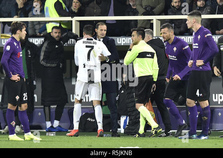 Firenze, Italia. Il 1 dicembre del 2018. Cristiano Ronaldo della Juventus è sostituito per la prima volta in questa stagione e abbracci Massimiliano Allegri manager della Juventus lasciando il campo durante la serie di una partita tra la Fiorentina e la Juventus allo Stadio Artemio Franchi di Firenze il 1 dicembre 2018. Foto di Giuseppe mafia. Credit: UK Sports Pics Ltd/Alamy Live News Foto Stock
