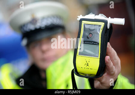 Alcool test etilometro,, funzionario di polizia mostra il dispositivo Foto  stock - Alamy