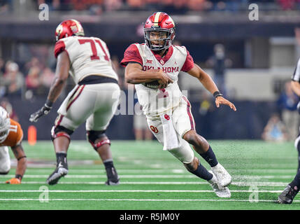 Dicembre 01, 2018: Oklahoma Sooners quarterback Kyler Murray #1 porta la palla nel NCAA Big 12 Campionato partita di calcio tra la University of Texas Longhorns e la University of Oklahoma Sooners presso AT&T Stadium di Arlington, TX Albert Pena/CSM Foto Stock