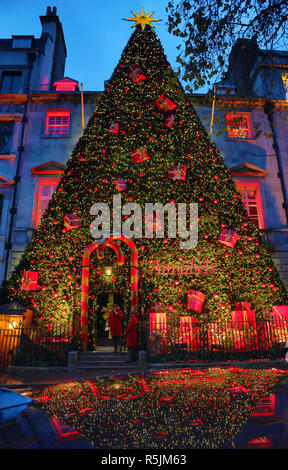 Londra, Regno Unito. Il 1 dicembre 2018. Gigantesco albero di natale decorazione che copre tutta la parte anteriore dell'edificio esterno Annabel's Club di Berkeley Square, Londra, UK Credit: Paul Brown/Alamy Live News Foto Stock